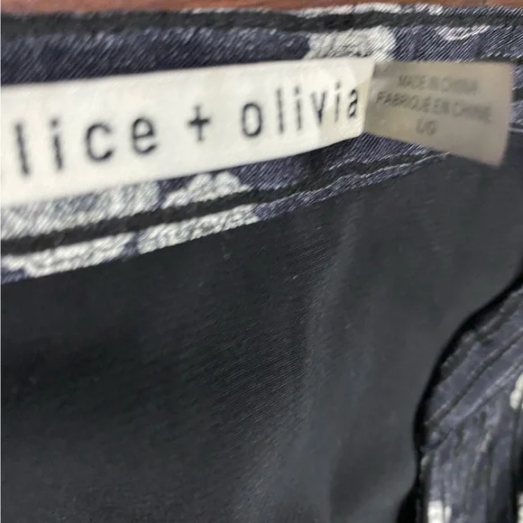 Alice + Olivia Sheila Floral Henley Top Large - Picture 5 of 9